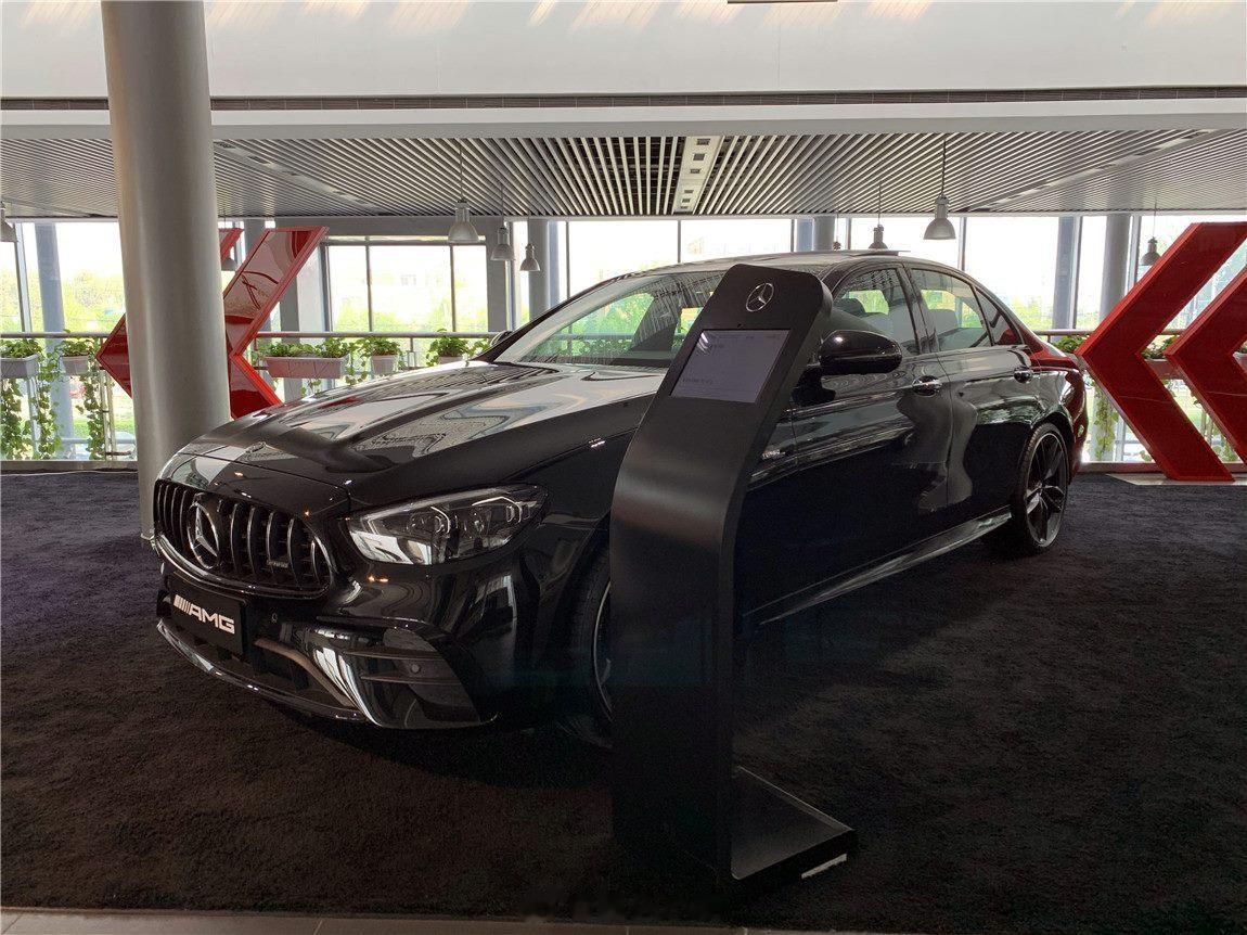 奔驰 E53 AMG 黑外/黑灰现金优惠20万，70多万来秒[酷]选配：前排空调