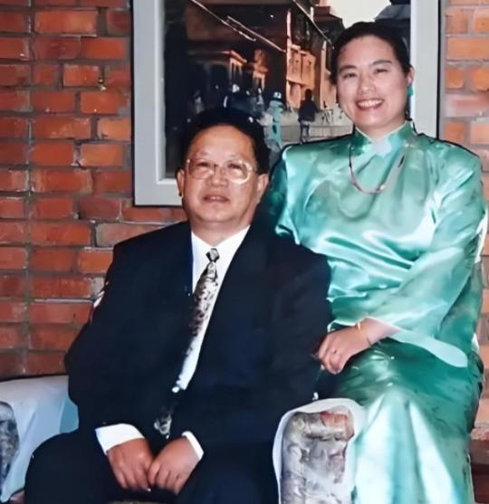 2005年，中国驻尼泊尔外交官朱敏才正式退休，竟瞒着儿女，带着妻子连夜离家出走，