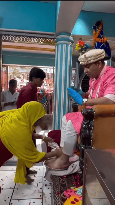 在印度，教徒是要喝掉神职人员的洗脚水，在印度教传统中，神职人员

如婆罗门祭司、