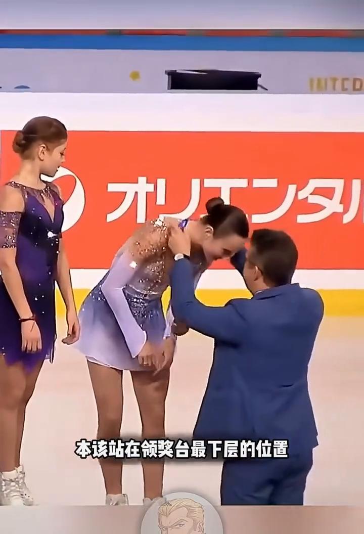一块发错的金牌看清女孩顶级教养。
这名工作人员不小心给女孩发错了奖牌。这位小姑娘