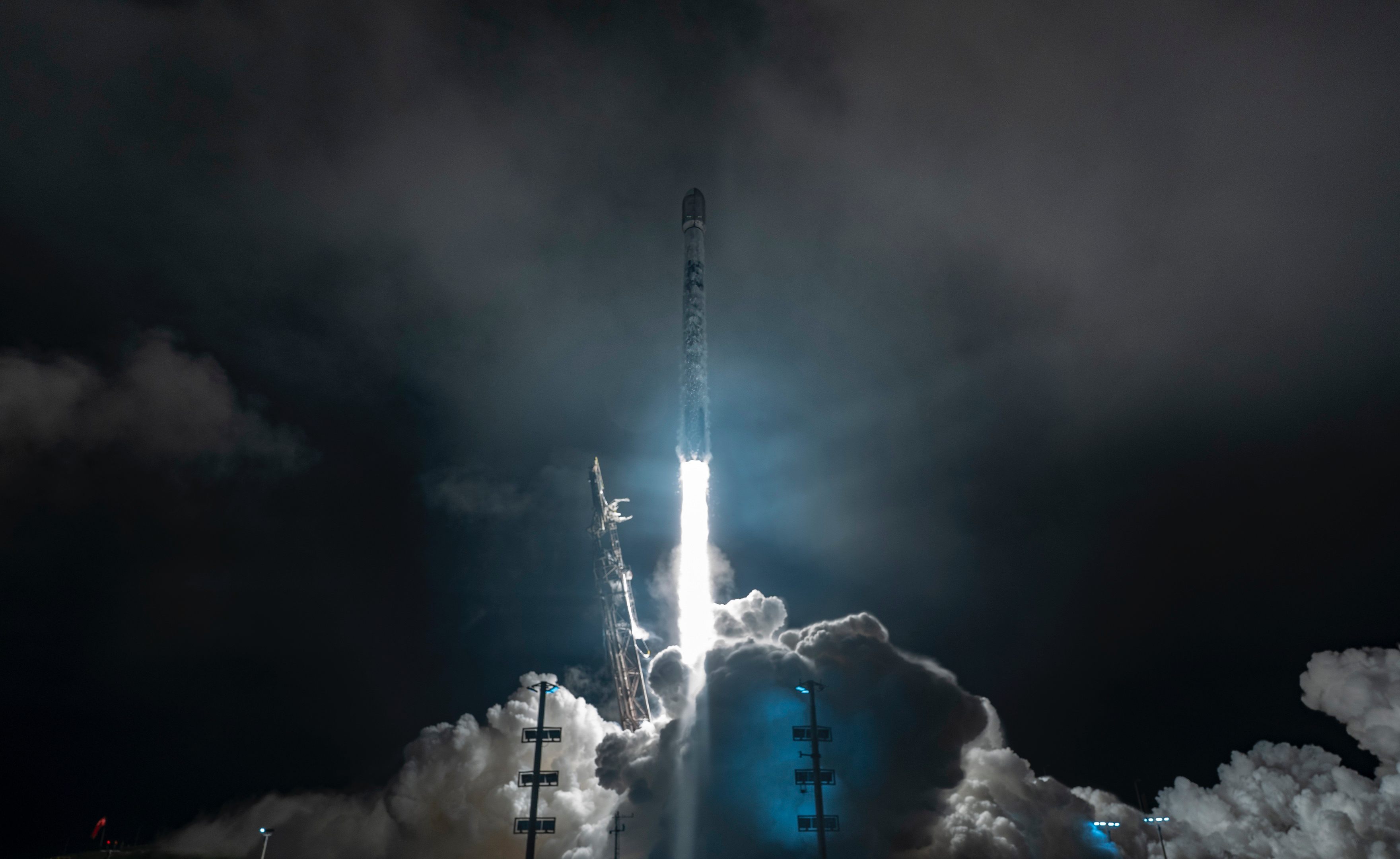 网页链接这是我一直在关注的几个资深行业分析师，他们说的我都很认可。这篇文章里有个