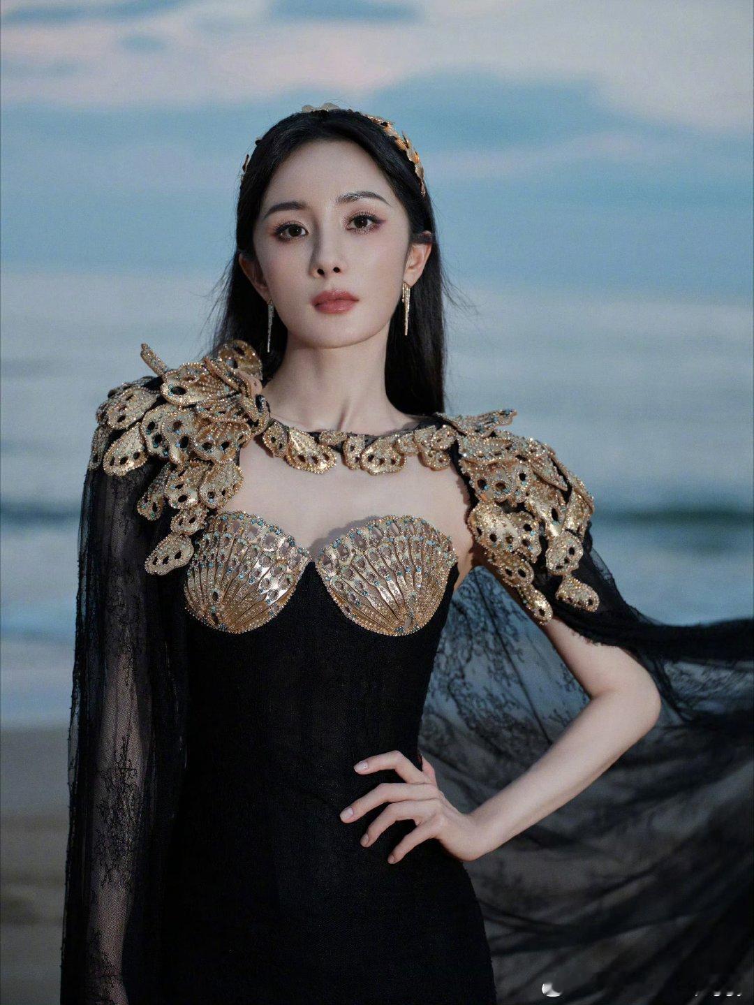#杨幂贝壳黑纱裙#幂姐生日快乐！这套造型女王范儿鲨我[打call][打call]