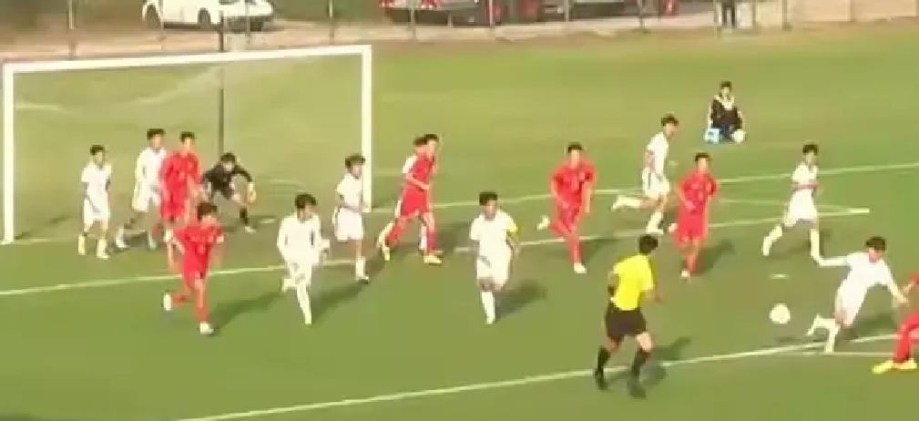 中国足球，终于承认自己个子高了。
 
看U15那场3-0。战术简单到粗暴：边路起