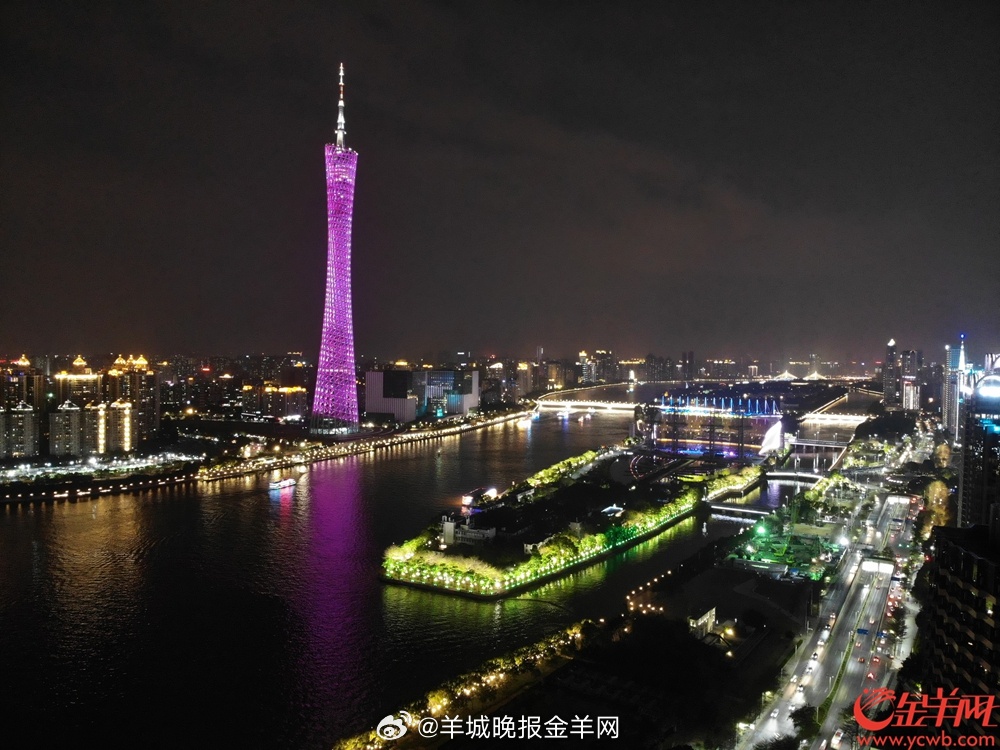 #晚安# 夜深了。爵士钢琴曲的最后一个音符融化在杯底残余的威士忌里。对面公寓的灯