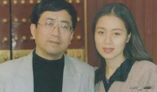1992年，余秋雨二婚娶了小16岁的女明星马兰。新婚当夜，余秋雨向妻子提出了一个