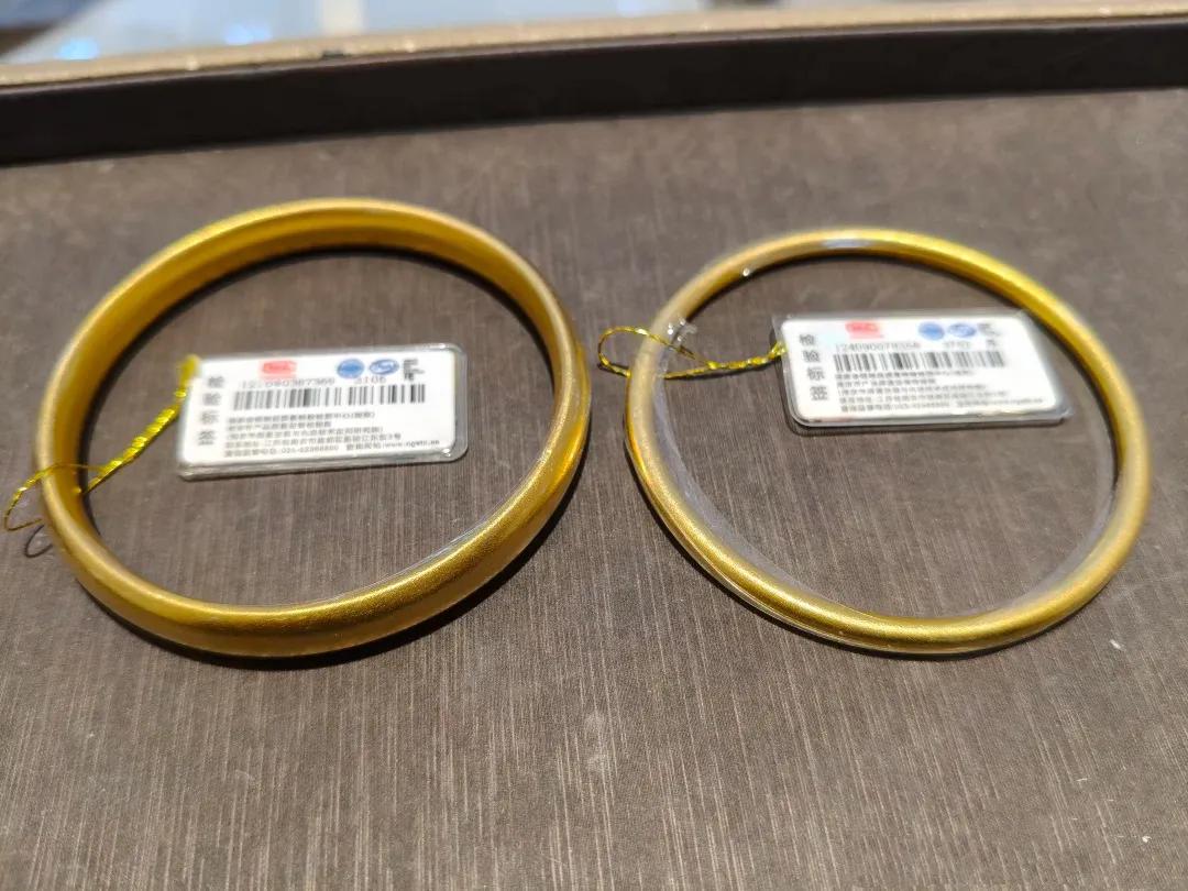 老公让我二选一，还特意把克重牌翻过去了……

我说，我要克重大的！

他说，不看