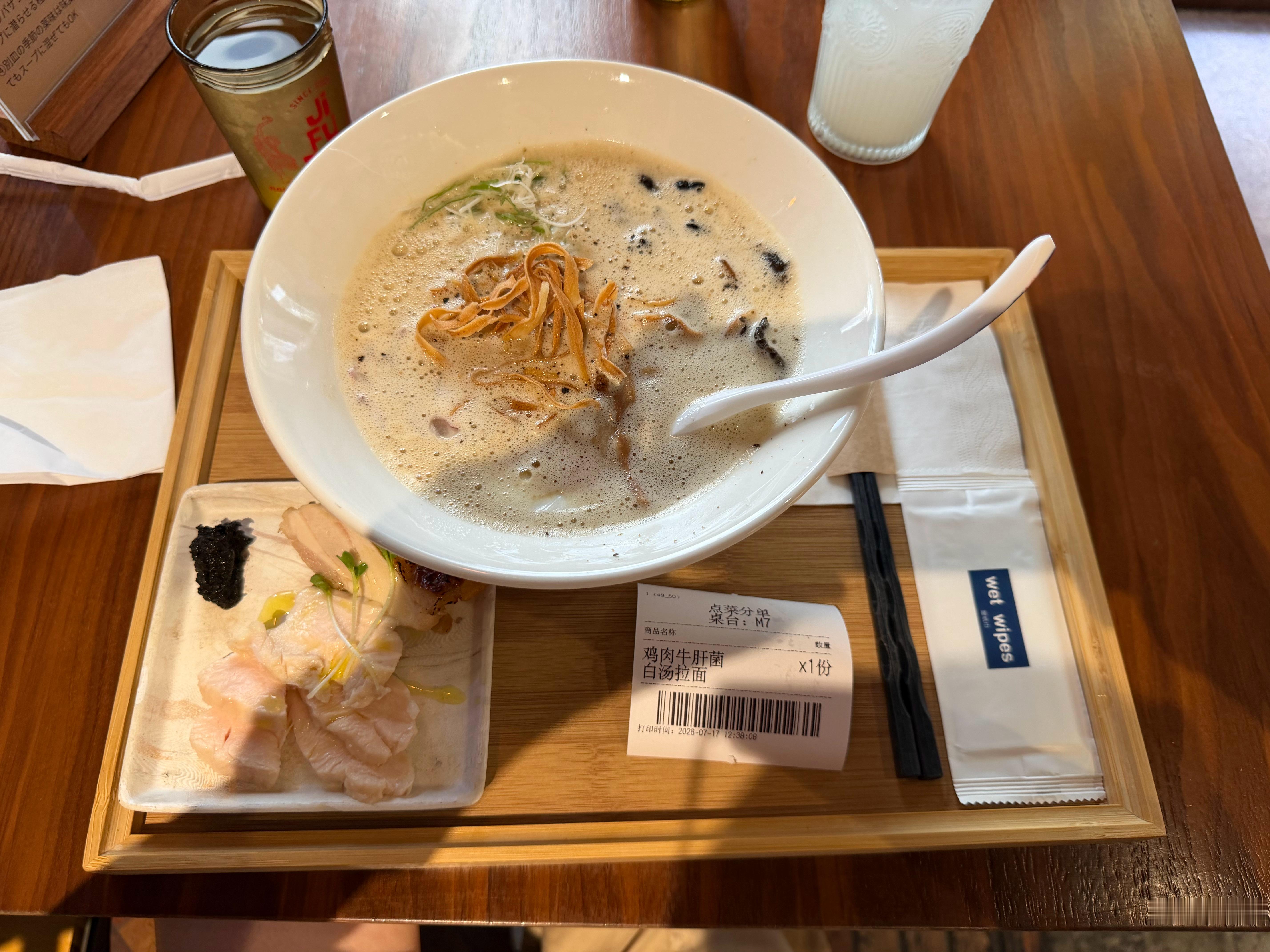 我以后来鸡福宝吃饭要画个底妆了鸡福宝我粉丝密度太高了！吃碗面的功夫已经连着碰到好