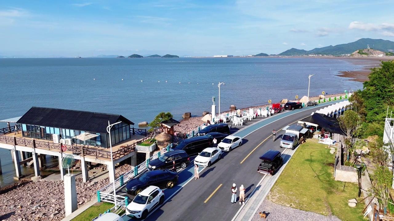 在宁波象山贤庠青莱村，发现了一片隐匿的蓝海秘境。远远望去，海水如宝石般湛蓝，沙滩
