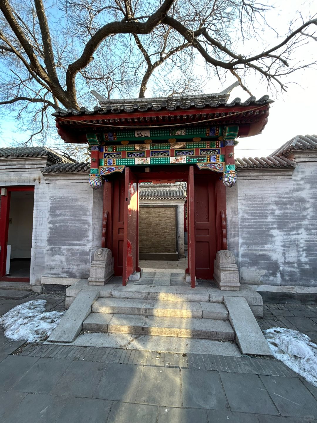 胡同口，东城正座三进四合院，门口可停车~