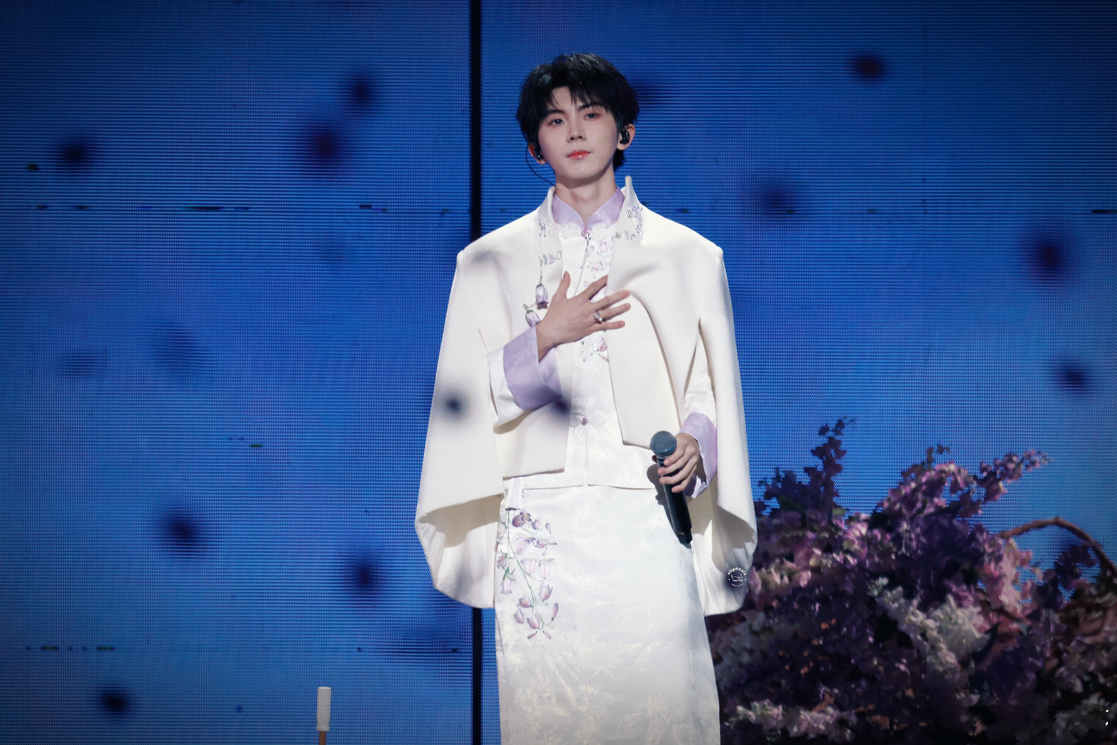 他的每一张照片，每一场演出，仿佛都在诉说着一个关于美、关于传统的故事。那种中式优