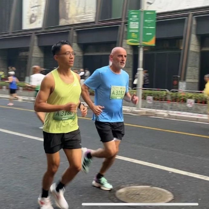 #海港主帅参加苏州河半马# ：苏州河半程马拉松今日七点鸣枪开跑，镜头拍到海港队主
