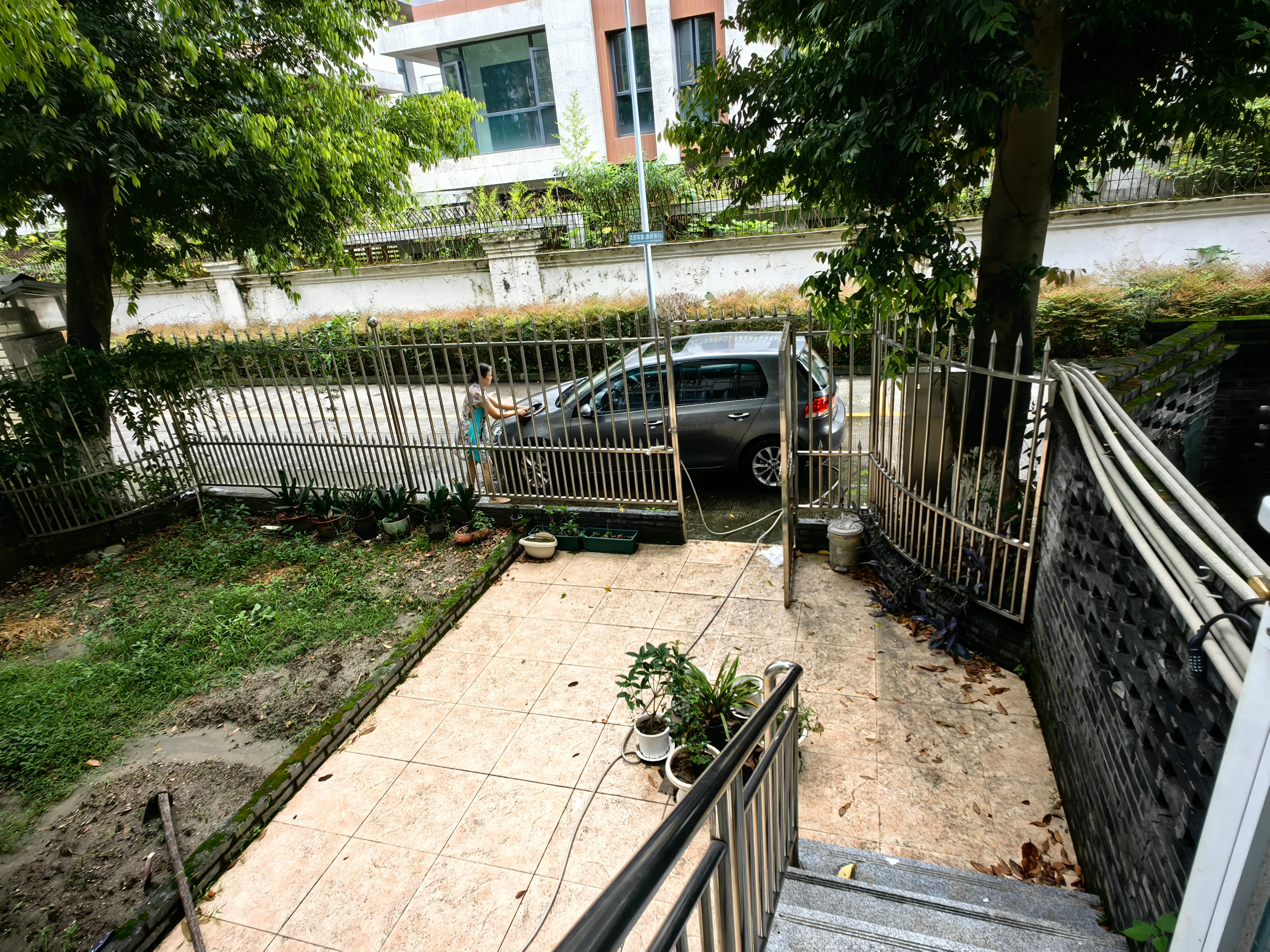 喵奶奶接管了喵爸的旧车，平时不启动，只是当小区与地铁站之间的摆渡车。虽然是摆渡车