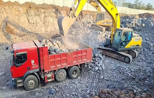 乘龙M3自卸车，搭载245马力发动机，匹配行业一线品牌变速箱，驾驶平顺，爬坡有劲