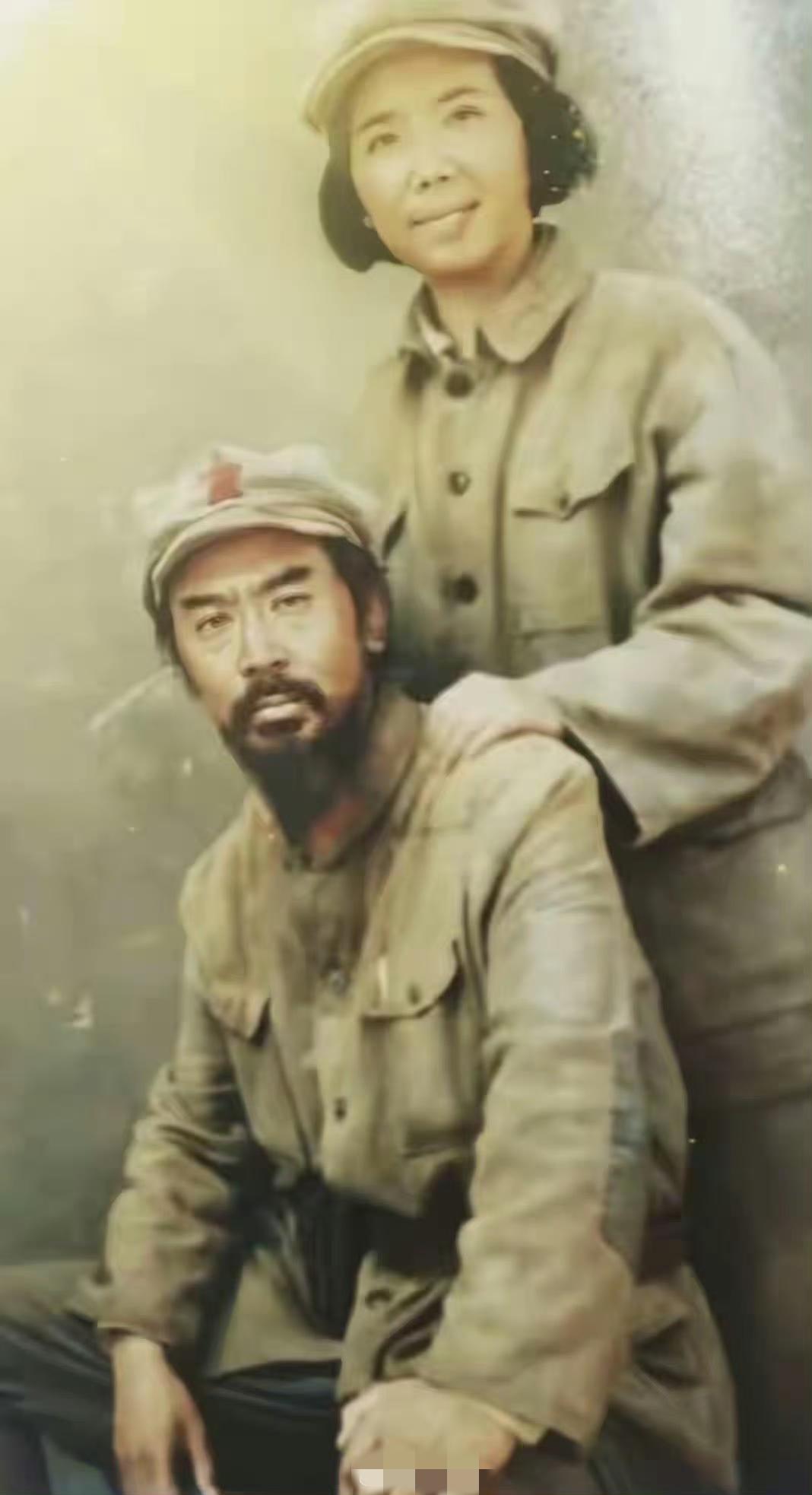 红军时期的周总理：风骨藏岁月，风华自天成
 
翻看这张红军时期的老照片，瞬间被周