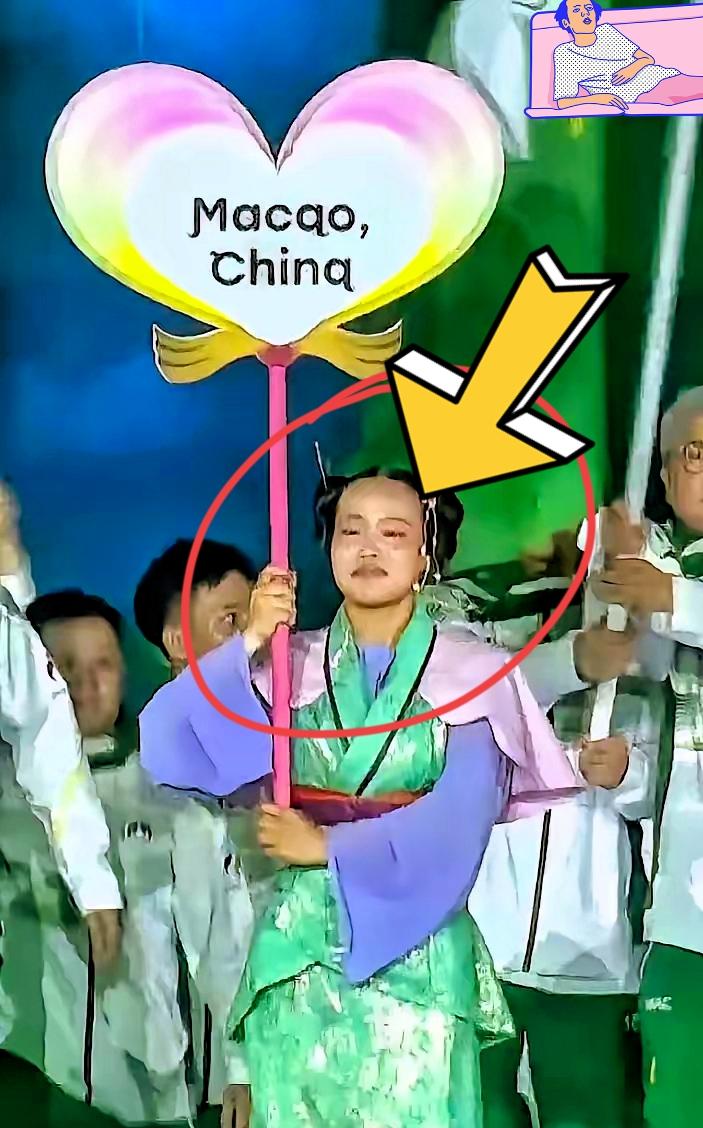 大家发现没有？
亚运会开幕式举牌的人不太对劲
不是说长得丑，也不是难看，就是感觉