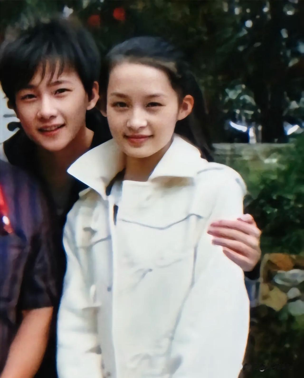 杨洋和李沁在一起过吧，帅哥美女出道。