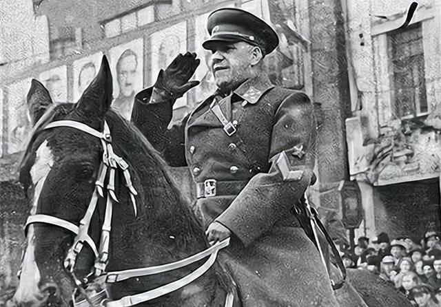 1945年，战败后的德国柏林街头，一名孤儿正在贩卖他父亲的铁十字勋章。值得注意的