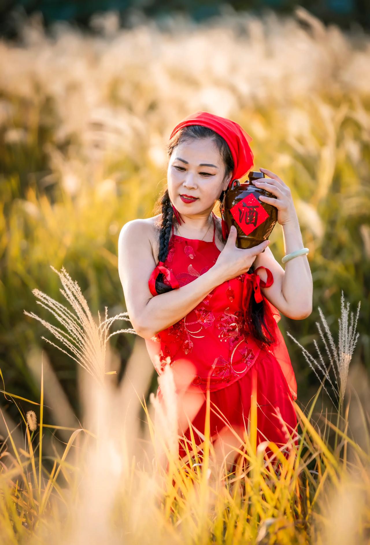 秋天芦苇
女儿#晚秋写真# #秋叶倩影# #美女加秋韵# 
（连斌）