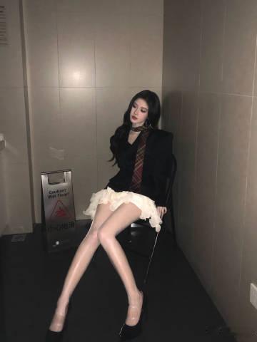 鞠婧仪黑西装女总裁鞠婧仪九宫格没有一张不是神图 每一张都气场拉满了呀，完全就ge