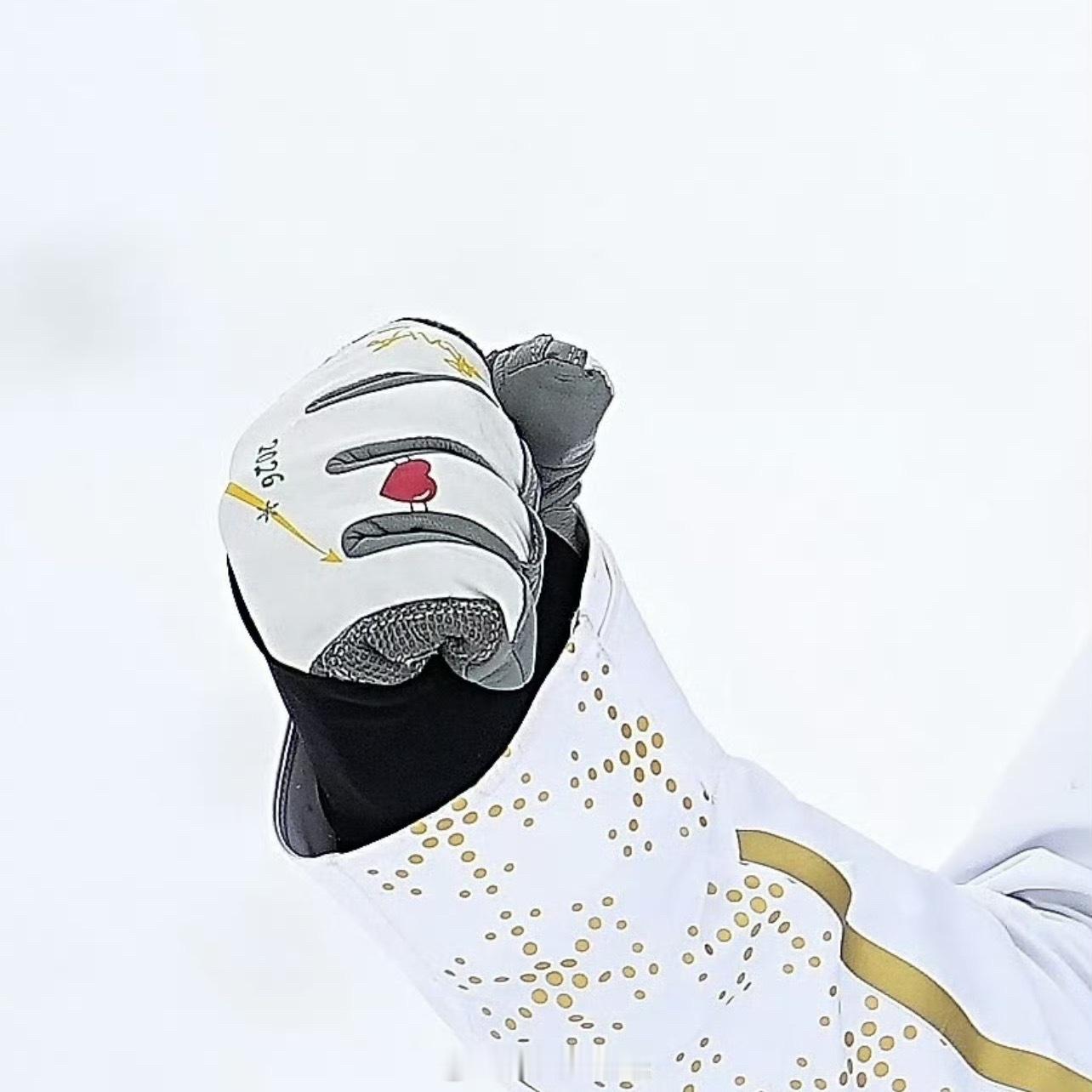 完完全全的嗑到这个金牌桃心夫妇了王心迪一手桃子一手爱心王心迪手套上印着桃子