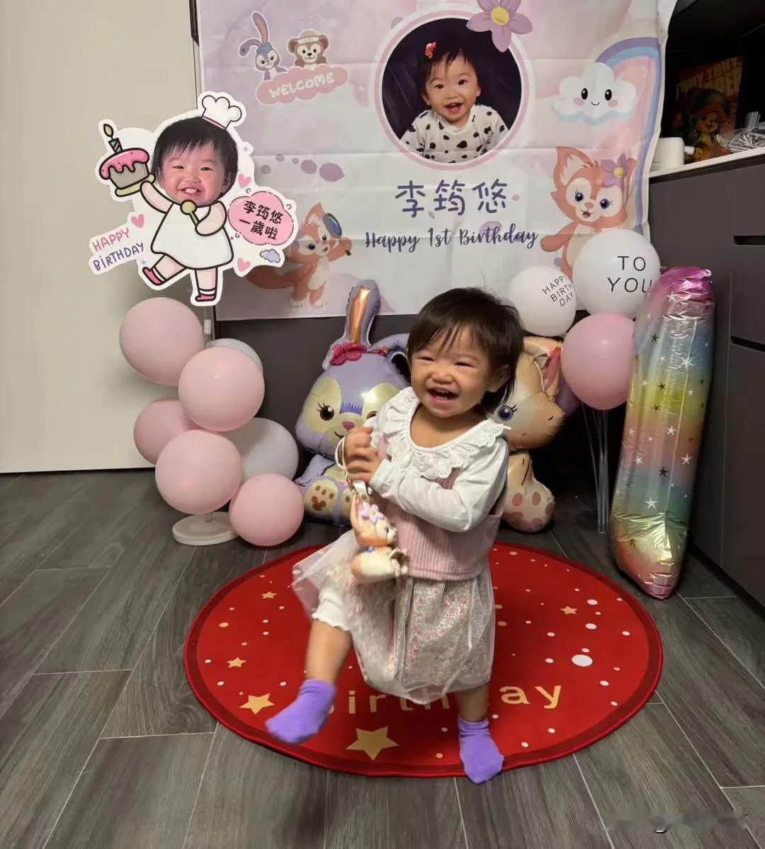 刚满一周岁的小豆丁，站未稳走不定，竟看着电视模仿着手舞足蹈，险些摔倒，却还继续抬