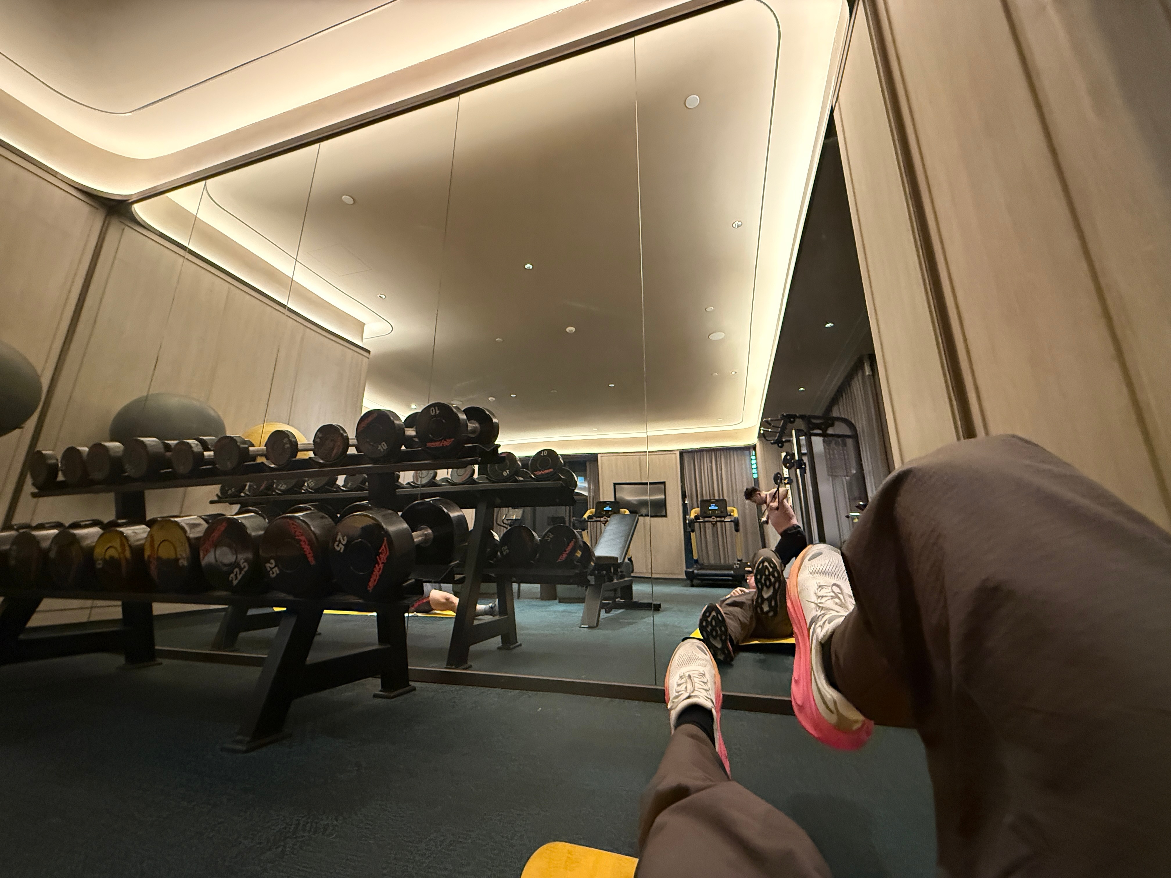 卷一会儿~健身房还有两大哥脱光了的卷~然后我也脱了～