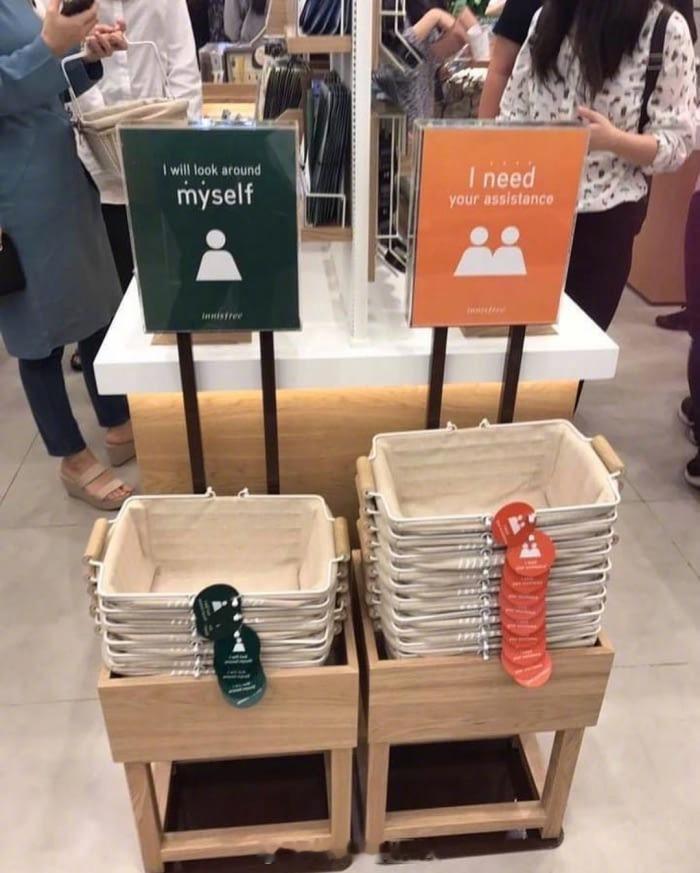 一家店贴心地准备了“我自己看就行”和“我需要店员的帮助”两种篮子，感觉可以推广一
