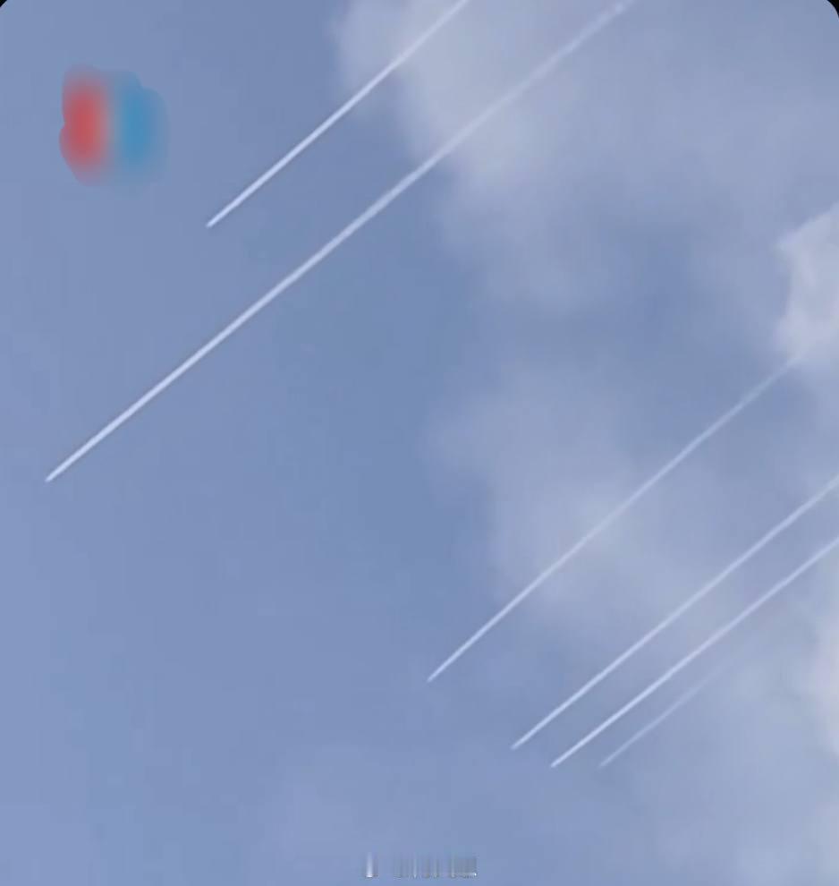 据报道称，一支巴基斯坦飞行中队已驾驶战斗机进入伊朗领空，以保护一个前往德黑兰代表