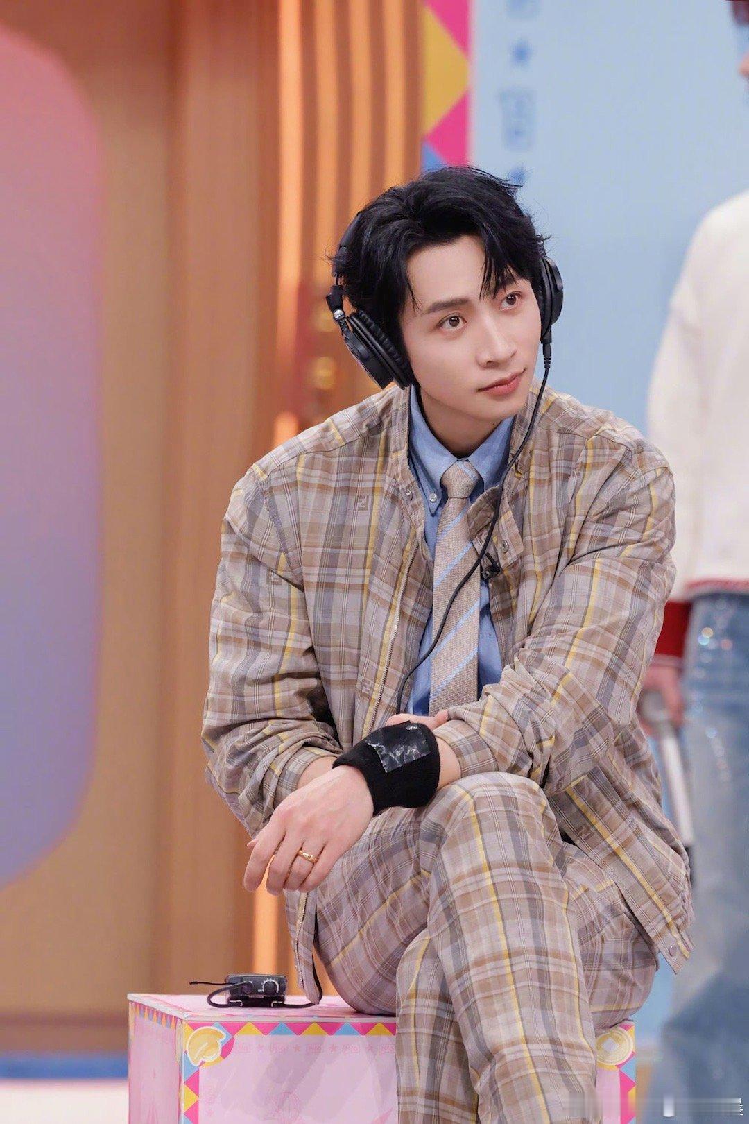 魏晨一定知道何老师会接住他 用话筒踮脚测量的魏晨，听到“往后倒”连零点一秒都没犹