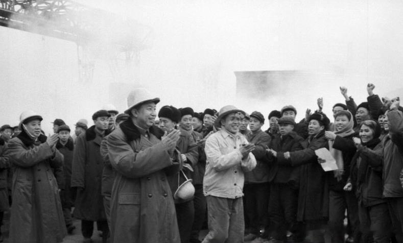 1978年春节华国锋在首都钢铁公司视察时，受到工人的热烈欢迎。