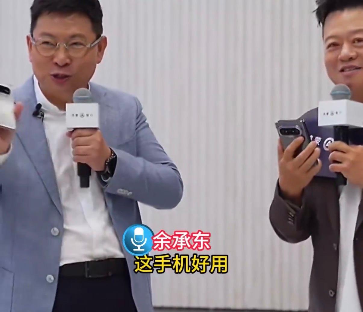 马东口袋装了什么马东全程爱不释手喜欢是藏不住的，就算不说，也会从动作里跑出来！北