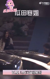 Baby 和奶奶带娃聚餐，告别时挥手的样子萌到犯规，妈咪颜值状态双在线～