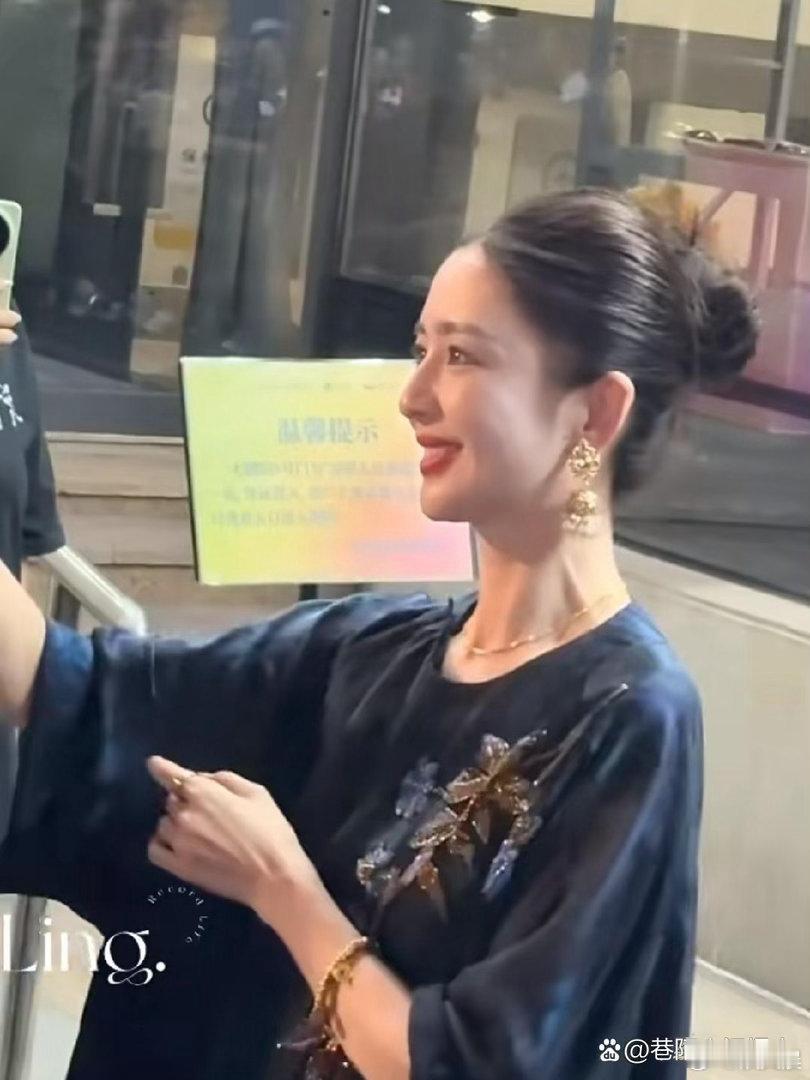 佟丽娅这身香云纱造型太惊艳，古典韵味直接拉满，氛围感十足。 ​​​