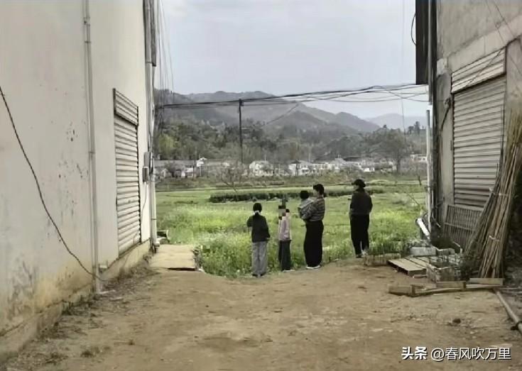 这就是安徽6岁女童佩佩遇害前走的巷子，这条巷子宽约7米，长约10米，而在巷子的尽