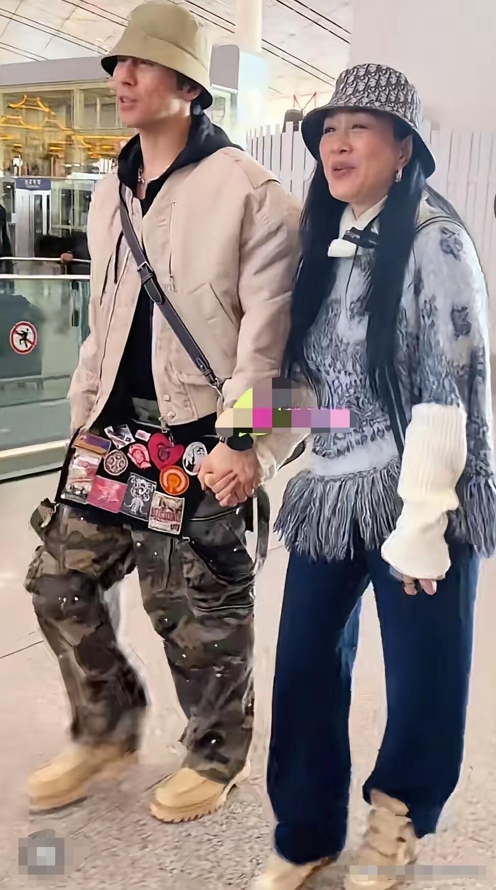 这对明星夫妻好恩爱啊，结婚这么多年了还这么恩爱有加，出门随时都是手牵手着，不过女