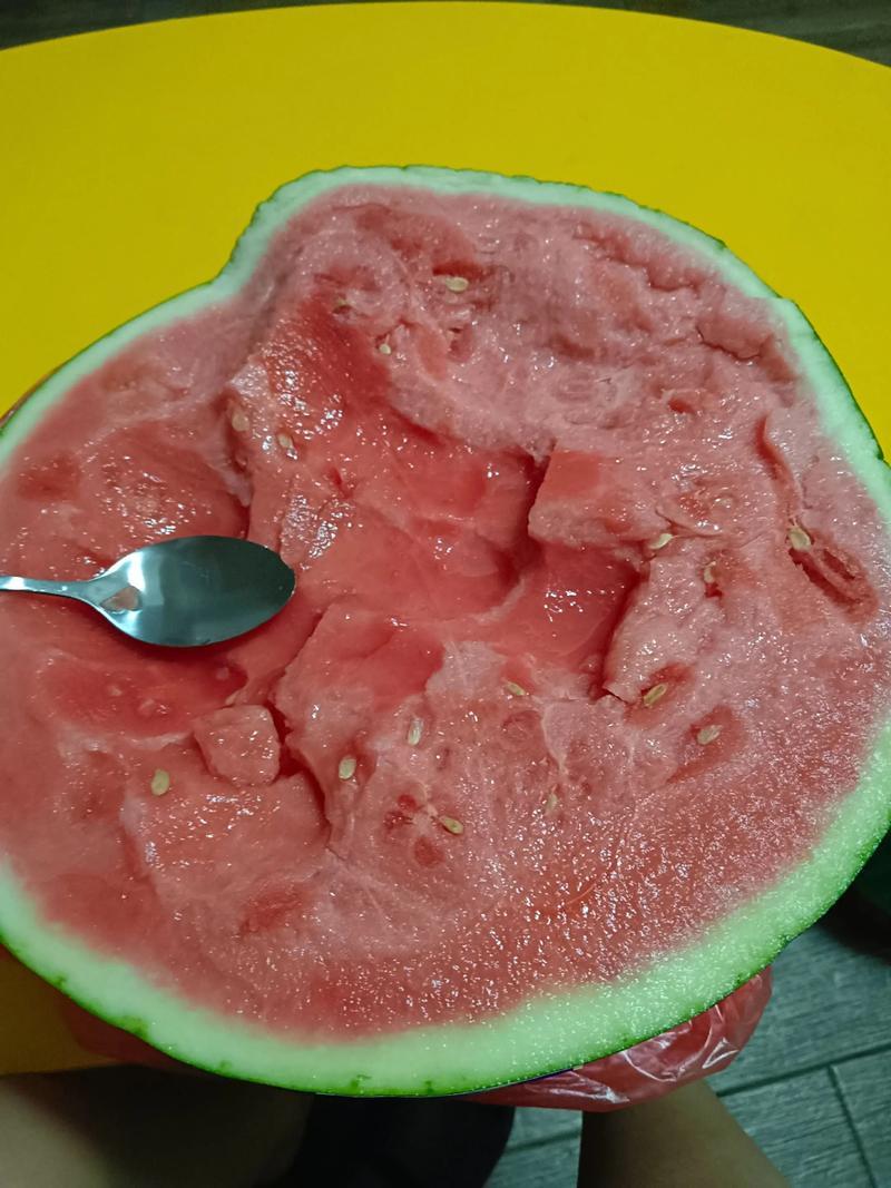 炎炎盛夏暑气蒸腾，万般燥热，都被一口清凉化解。人间夏日的小惬意，就藏在这份简单舒