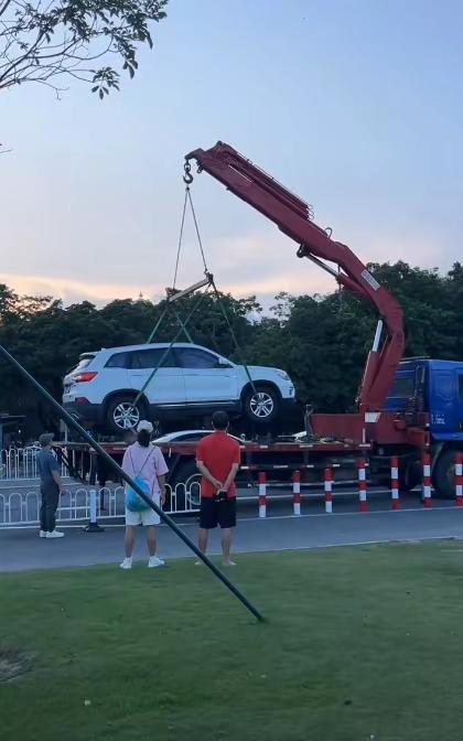 突发情况！就在刚刚，一辆粤S白色的SUV，在珠海情侣中路“乱停车”，因为已经停了