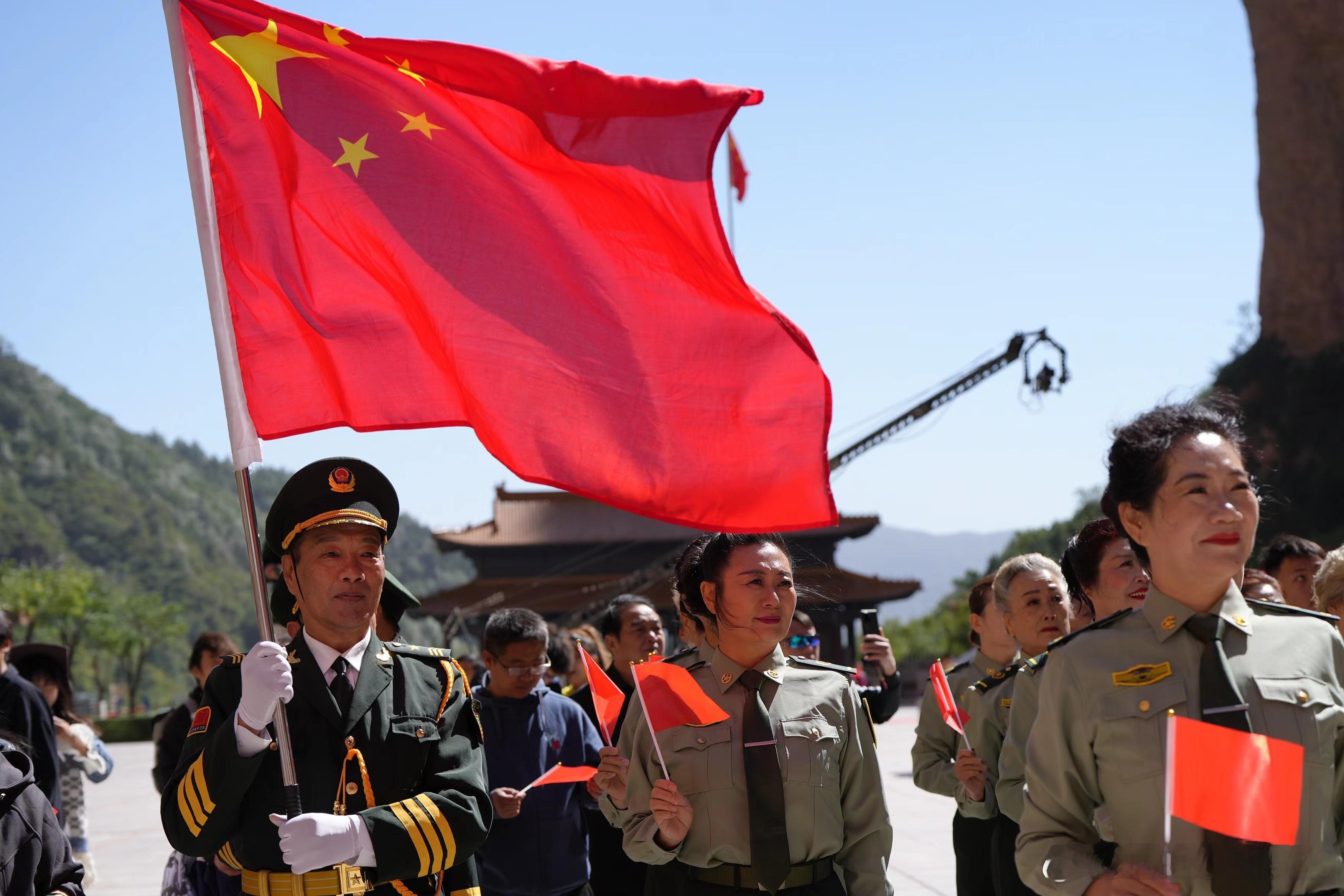 #国庆探秘黄崖洞##玩转黄崖洞# 祖国母亲75周年华诞，被祖国各地的那一抹中国红
