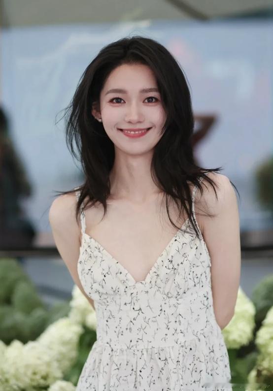 段奥娟录节目不忘换防窥膜可盐可甜超自在，搞事业顾生活两手抓，换防窥膜也太有画面感