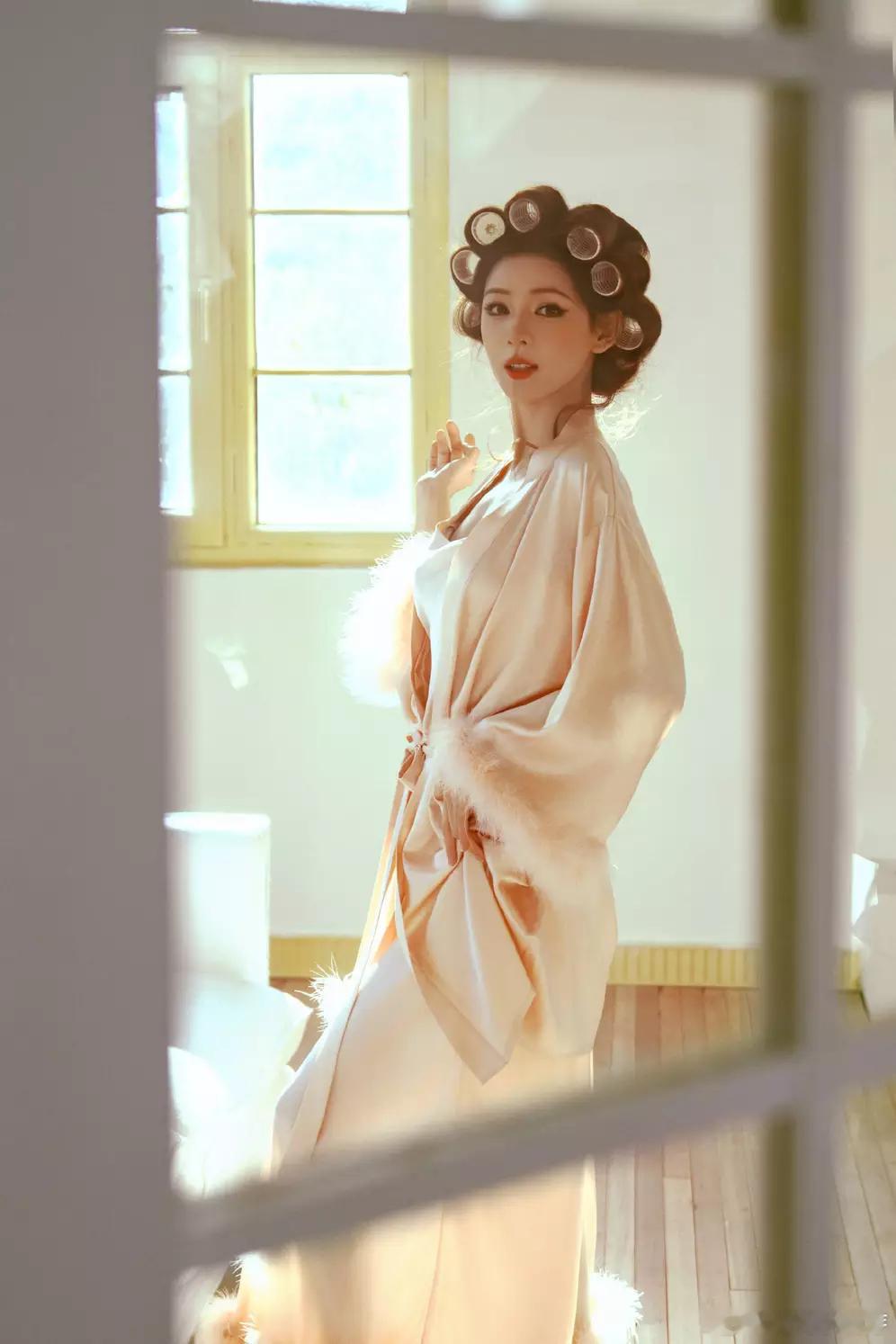 青青娱乐张予曦穿粉色丝绸睡袍慵懒松弛 卷发筒造型元气俏皮 