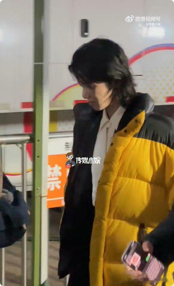 华晨宇今天是黄油蜂蜜面包吧裹着羽绒服的“黄油蜂蜜面包”本包！！台下小面包，台上小