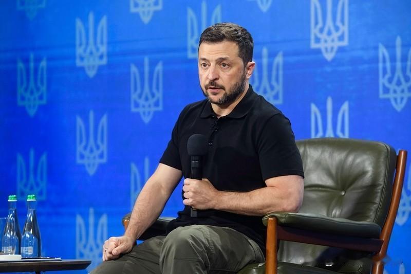 红军城局势对乌克兰民众影响巨大。目前俄军完成对红军城三面包围，乌军指挥混乱，部分