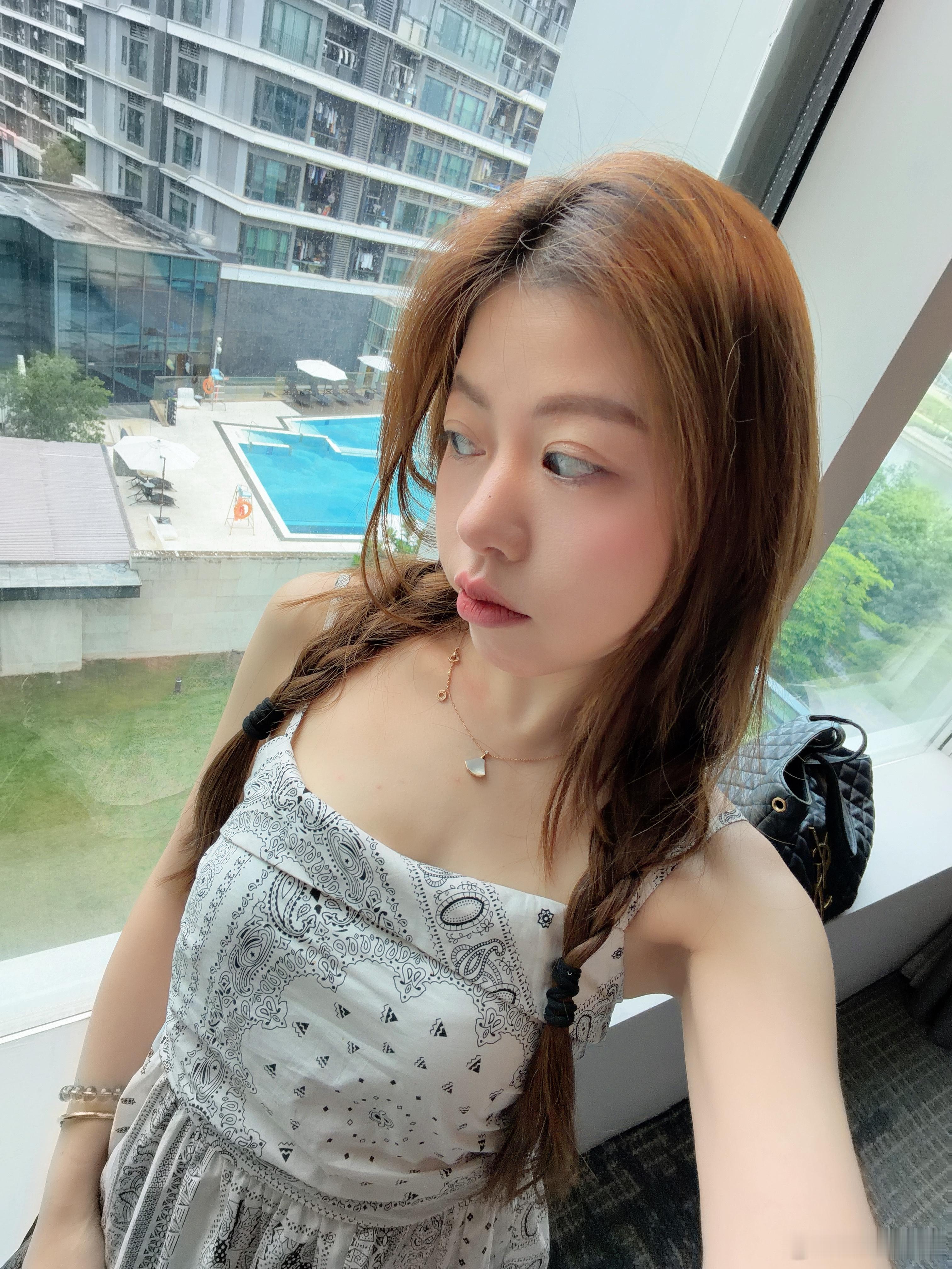 这么大的泳池竟然连个美女都没有哼~下次不住了 