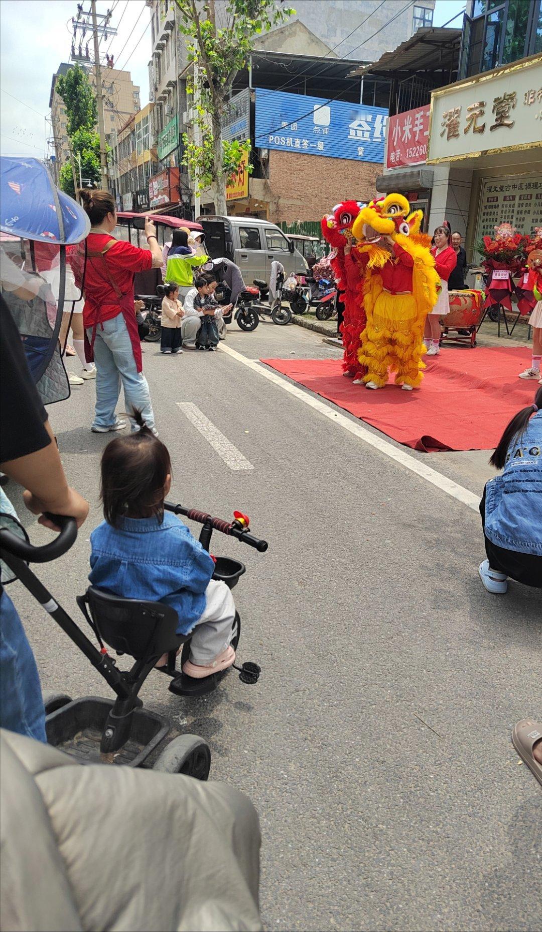 接娃来早了正巧碰到一个新店开业敲锣打鼓的看个热闹打发时间每天摸鱼打卡国产手机突然