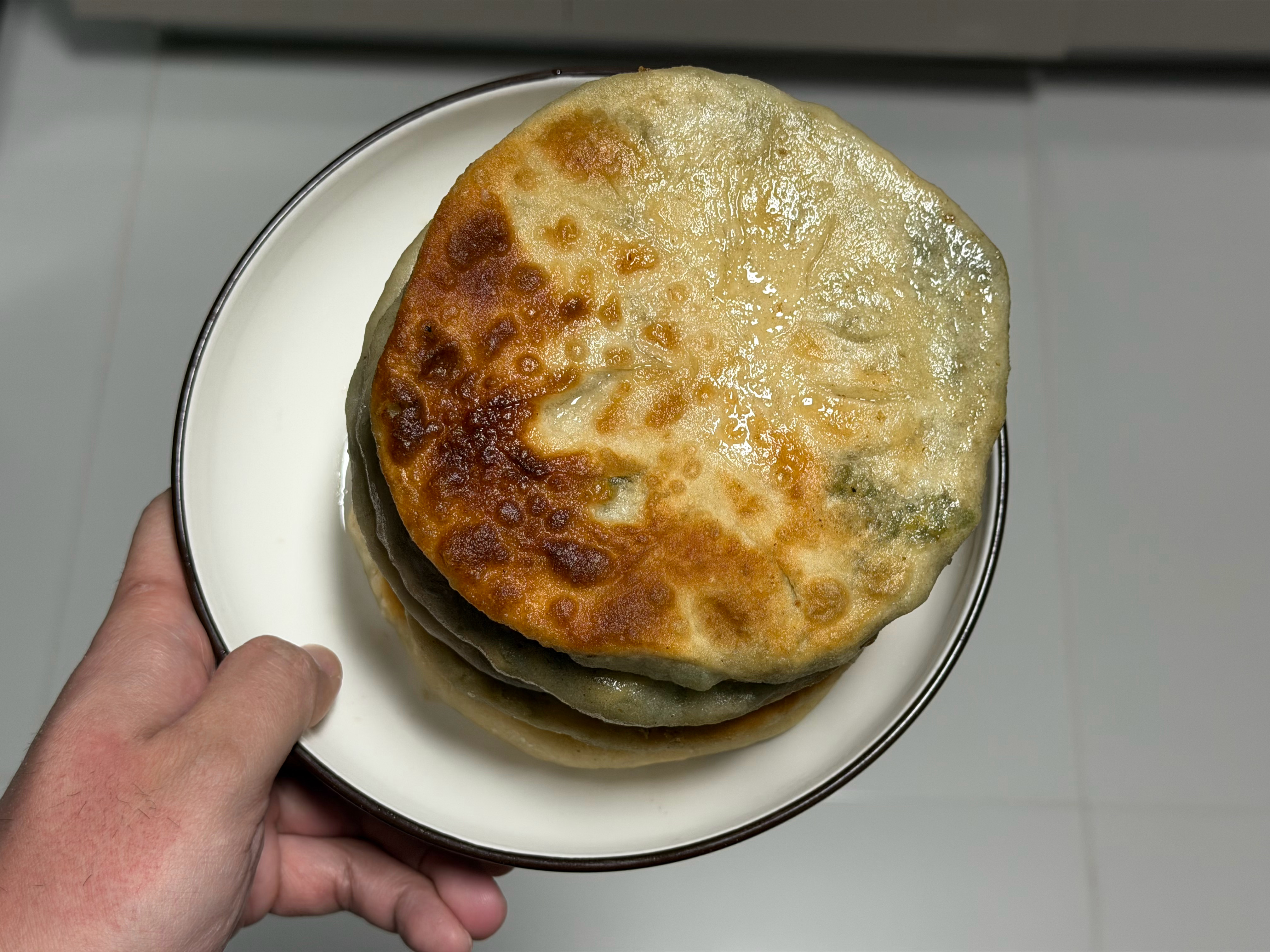 大家都吃晚饭了吗？欧哥今儿吃馅饼配上辣白菜，真叫一个地道[捂嘴哭] ​​​