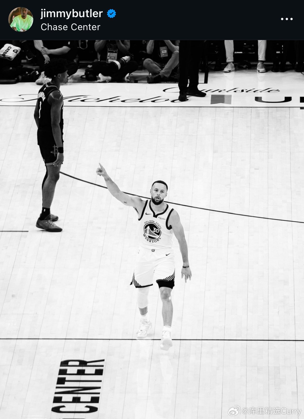 吉米·巴特勒在社媒上写道：“82场中的第78场，蝙蝠侠回归了。”