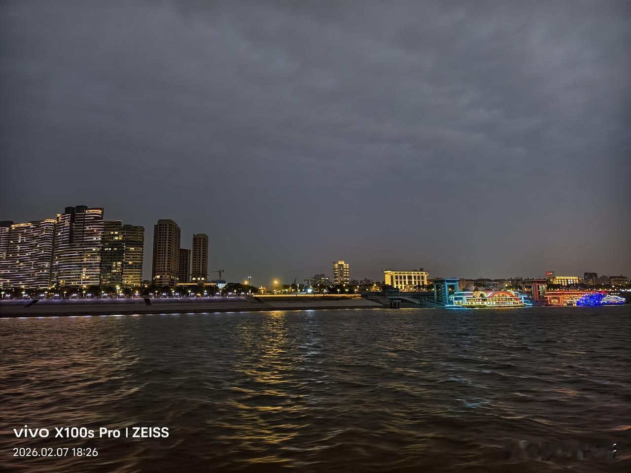 到达武汉，坐上了中华路1号轮渡，体验一下横渡长江的感觉。此刻，我又仿佛回到了20