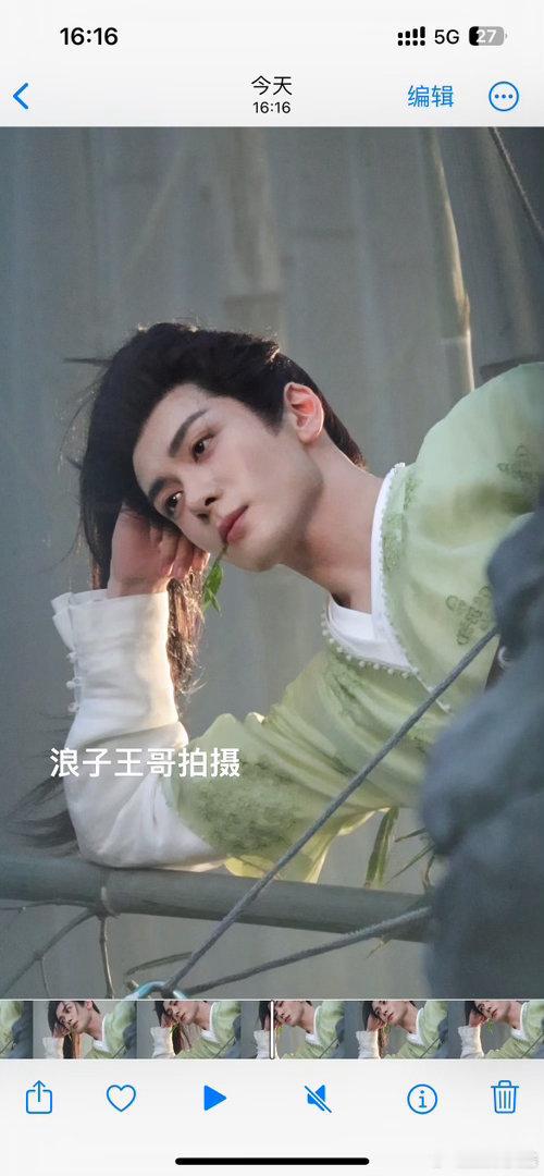 曾舜晞好浓的少年感 他演这种桀骜少年真的太适配了，眉眼锋利却不凌厉，站在那里就自