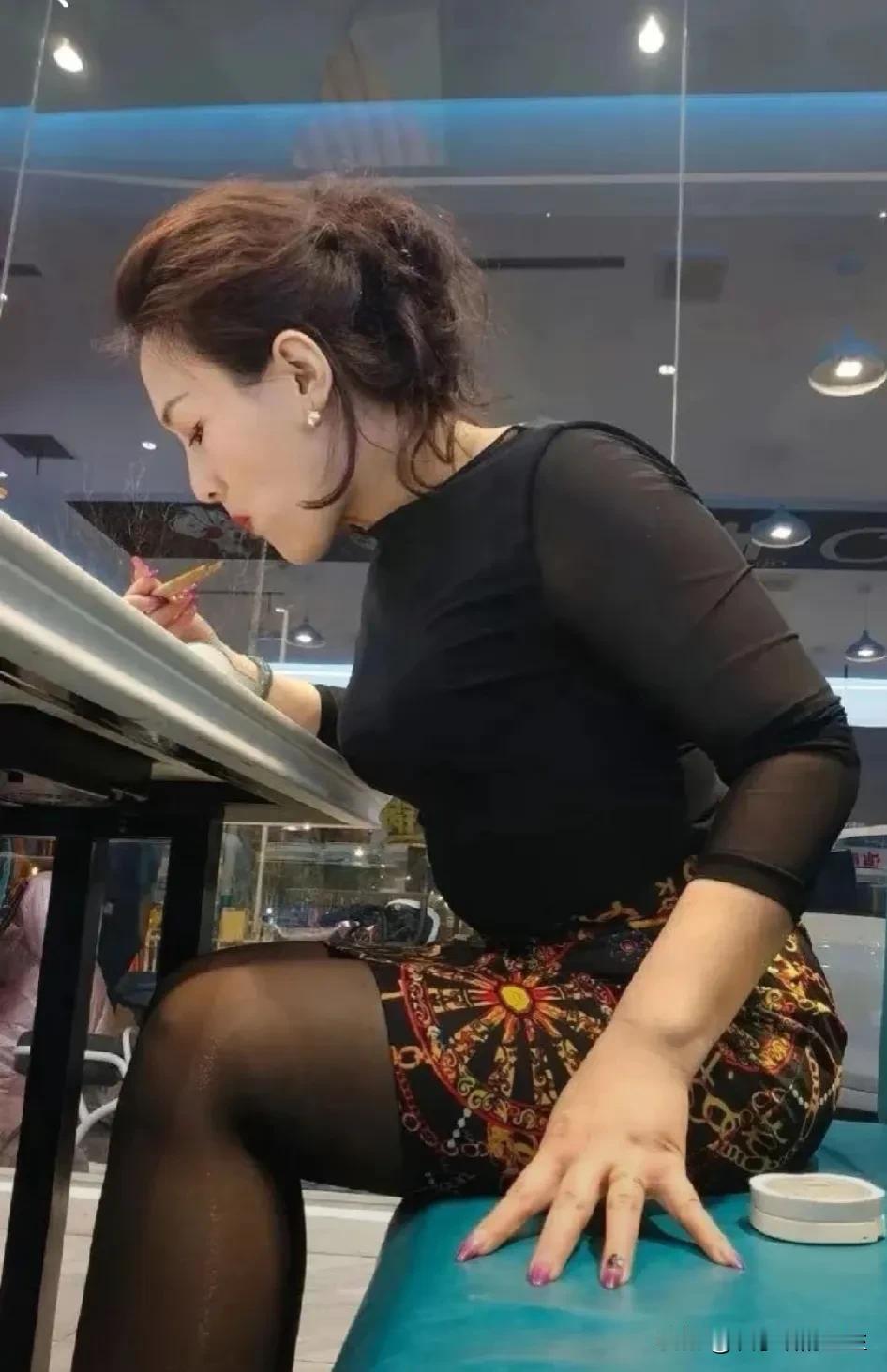 同事的手，怎么看都觉得怪怪的！[笑哭]