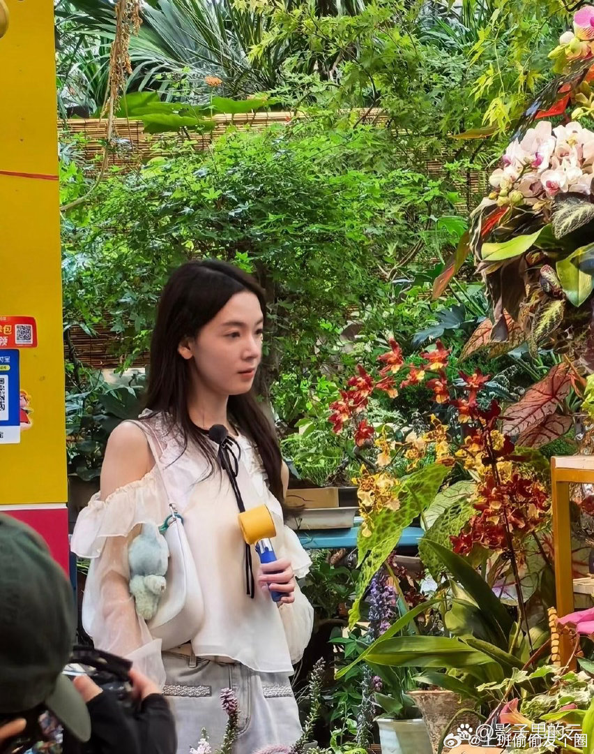 陈瑶素颜录制我家那闺女7月15日，陈瑶被拍到独自逛北京花卉市场选花。一身休闲穿搭